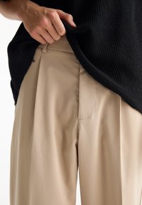 PULL&BEAR Spodnie materiałowe