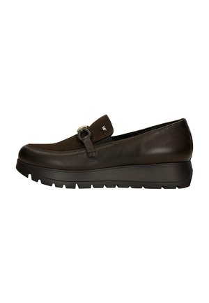 Mocassin en cuir et daim marron foncé avec une boucle métallique décorative et une semelle épaisse rainurée, vue latérale sur fond blanc.