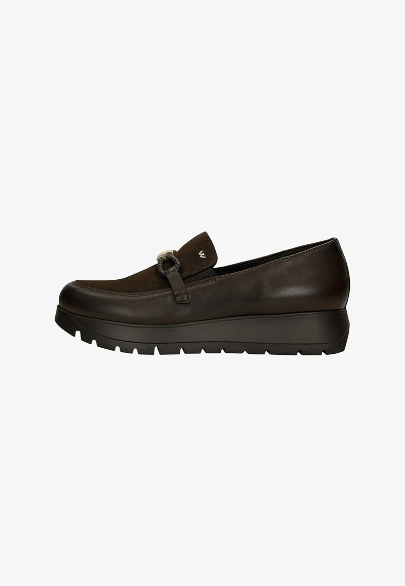 Mocassin en cuir et daim marron foncé avec une boucle métallique décorative et une semelle épaisse rainurée, vue latérale sur fond blanc.