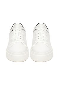 Tenisi albi din piele cu vârful rotunjit, design cu șireturi și un accent negru la călcâi. Talpă texturată albă cu striații orizontale.