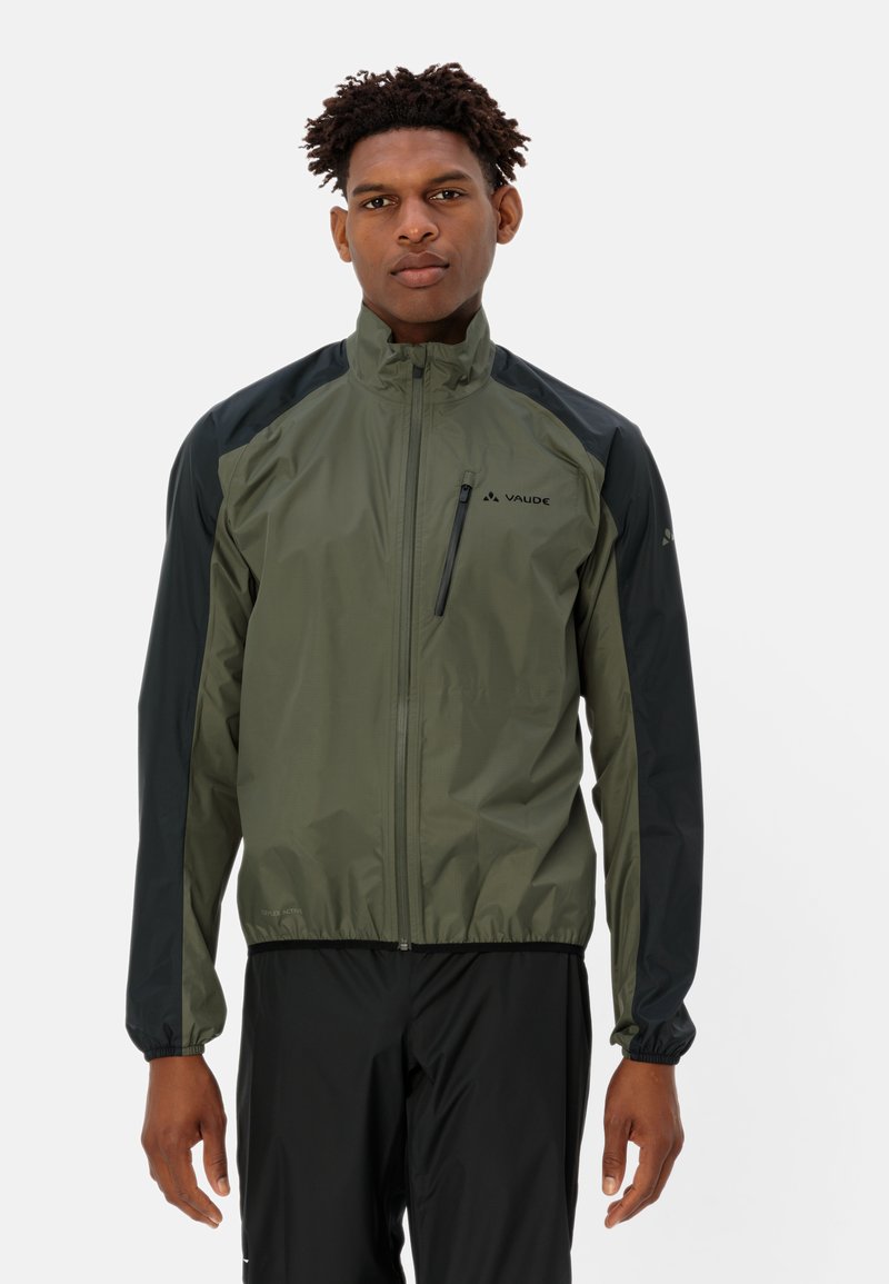 Veste légère verte et noire avec une poche poitrine zippée, des poignets élastiques et une taille ajustée ; fabriquée en matériau résistant à l'eau.