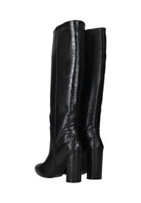 Zwarte knielange laarzen van gestructureerd faux leer met een krokodillenpatroon, voorzien van een blokhak en een ronde neus.