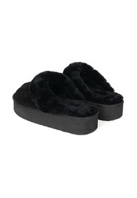 Pantofole in pelliccia sintetica nera con una suola a pianta spessa, punta tonda e una texture morbida e soffice, caratterizzate da un collare profondo e imbottito per il massimo comfort.