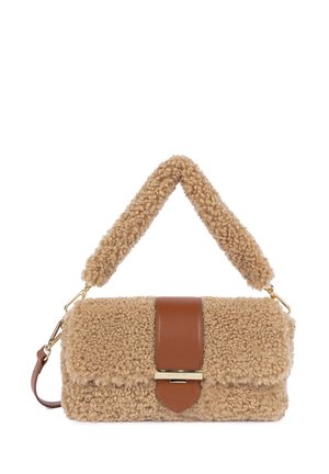 Beige schapenvacht handtas met een bruine leren band. Bevat een vergulde sluiting en een gestructureerde stof, rechthoekige vorm en met flapontwerp.