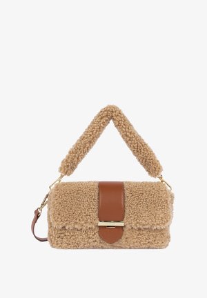 Beige Shearling-Handtasche mit einem braunen Ledertrageriemen. Verfügt über einen goldfarbenen Verschluss und strukturierten Stoff, rechteckige Form und Klappen-Design.