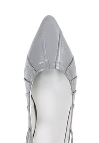 Zapato gris de punta afilada en material sintético texturizado, con un corte amplio en los laterales y detalles de costura en la parte superior.