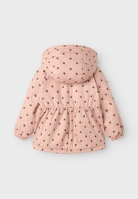 Rozā bērnu jaka ar kapuci, elastīgām aprocēm, savāktām viduklim un visā jakā mazu vaboļu apdruka, redzama no aizmugures uz vienkārša fona.