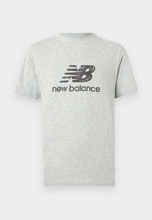 Hellgraues T-Shirt mit Rundhalsausschnitt, mittig vorne mit einem abgenutzten schwarzen New Balance Logo und Text.