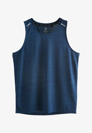 Marineblauwe sportieve tanktop met een gladde textuur, voorzien van een ronde hals, brede armsgaten en reflecterende accenten bij de schouders.