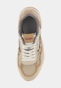 Baskets beiges en mesh et daim, avec des accents gris et des lacets blancs. Dotées d'une étiquette de marque et d'une languette rembourrée. Semelle en caoutchouc.