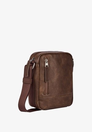 Compacte bruine leren crossbodytas met verticale ritspocket aan de voorkant en verstelbare stoffen schouderband, afgebeeld tegen een witte achtergrond.