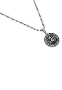 Colier din argint cu un pandantiv rotund cu un motiv de leu, margine detaliată și un design clasic al lanțului. Textură metalică netedă.