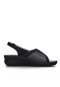 Sandali slingback neri e argento con tacco a zeppa, caratterizzati da un design con fasce incrociate, superiore testurizzato e dettagli di cucitura a contrasto.