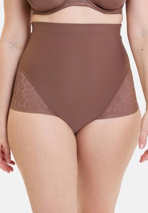 Braguitas moldeadoras marrones de talle alto con parte delantera de tejido liso y paneles laterales de encaje floral, usadas por una persona de pie.