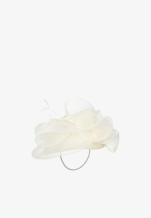 Weißer delikater Mesh-Fascinator mit großen gedrehten Schlaufen und dünnen Federn, befestigt mit einem dünnen schwarzen Haarreif.