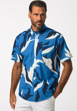 Chemise à manches courtes avec un motif abstrait bleu et blanc, fabriquée en tissu léger. Comprend un col boutonné et une poche poitrine.