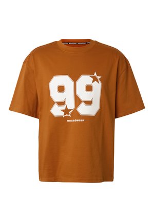 Braunes T-Shirt mit kurzen Ärmeln, großem weißen "99" und Stern-Grafiken auf der Vorderseite sowie kleinem "Rocawear"-Schriftzug unter den Zahlen.
