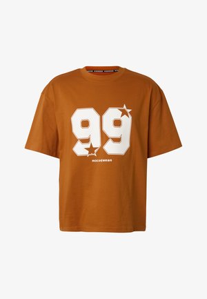 Barna rövid ujjú póló nagy fehér "99" és csillag grafikával az elején, valamint kis "Rocawear" felirattal a számok alatt.