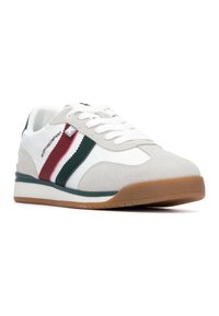 Zapatilla deportiva en blanco, gamuza gris y cuero. Presenta franjas verdes y burdeos, puntera redonda, cordones blancos y una suela de goma con textura en el tread.