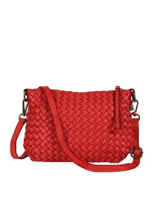 Kleine rode crossbodytas met geweven lederpatroon, verstelbare riem, ritssluiting en een kleine Italiaanse vlag bedel aan de zijkant.