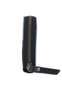 Zwarte textielen portemonnee met een zilveren rits aan de zijkant, voorzien van een klein leren trekbandje. Slank ontwerp met een gladde textuur.