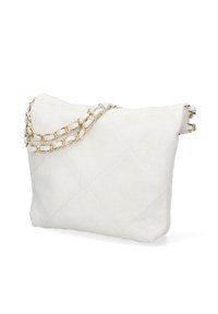 Borsa a pochette bianca in suede con motivo trapuntato, dotata di una doppia tracolla in oro e di una chiusura con zip nella parte superiore per un facile accesso.