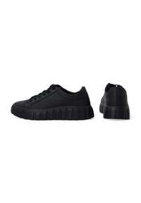 Schwarze Sneakers mit einer glatten, matten Oberfläche, ausgestattet mit einer dicken, gerippten Sohle und einem traditionellen Schnürdesign. Keine sichtbaren Logos oder Muster.