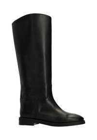 Bottine noire en cuir, hauteur genou, avec une surface lisse, un bout arrondi et une semelle plate ; design minimaliste sans matériel ou accents visibles.