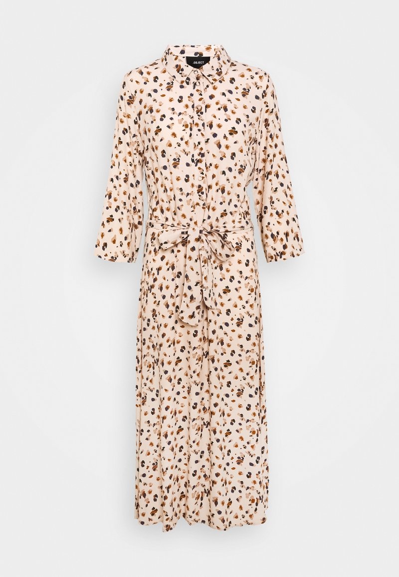 Robe midi beige clair à manches longues, col, boutonnage devant, ceinture en tissu, avec un motif de taches abstraites marron et noires.