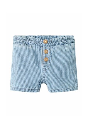 Jasnoniebieskie szorty dla malucha z białymi pionowymi paskami, elastycznym pasem i trzema brązowymi guzikami z przodu.