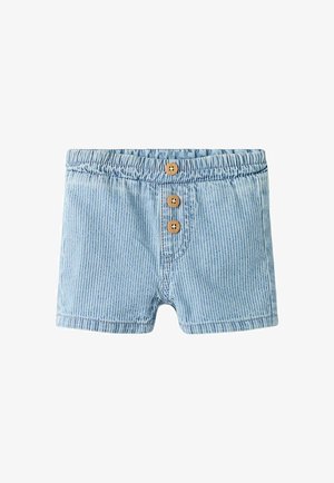 Short bleu clair pour tout-petit avec des rayures blanches verticales, taille élastique et trois boutons marron à l'avant.