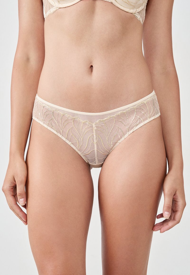 Sous-vêtements en dentelle beige avec des panneaux en tulle transparent et des motifs floraux brodés en or. Conception taille mi-haute avec une ceinture élastique lisse.