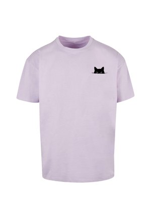 Lila bombažna majica s krožnim izrezom. Na zgornji levi strani prsnega dela se nahaja majhna grafika obraza črne mačke. Kratke rokave, sproščen kroj.