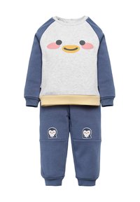 Conjunto de dos piezas para niño pequeño, con parte superior de manga larga en gris claro y azul marino que presenta la cara sonriente de un pato, y pantalones a juego en azul marino con parches de pingüinos.