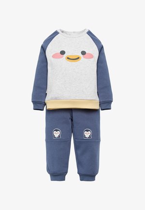 Conjunto de dos piezas para niño pequeño, con parte superior de manga larga en gris claro y azul marino que presenta la cara sonriente de un pato, y pantalones a juego en azul marino con parches de pingüinos.