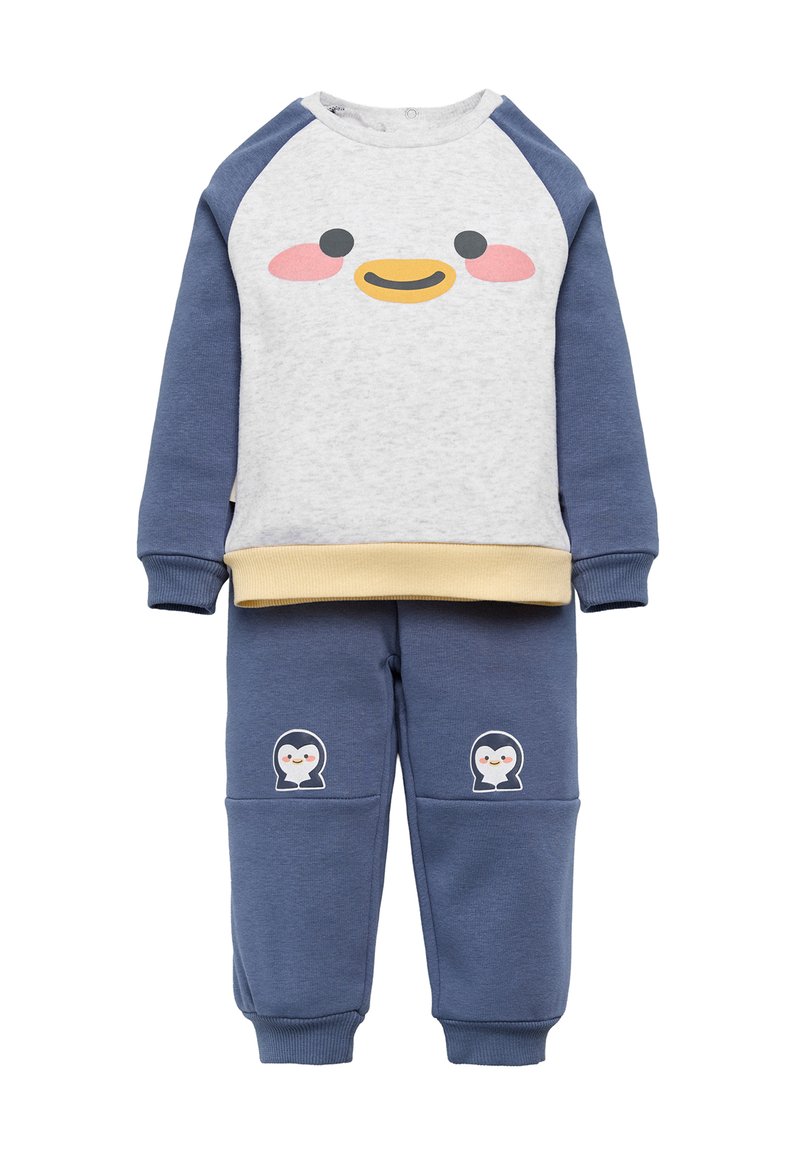 Conjunto de dos piezas para niño pequeño, con parte superior de manga larga en gris claro y azul marino que presenta la cara sonriente de un pato, y pantalones a juego en azul marino con parches de pingüinos.