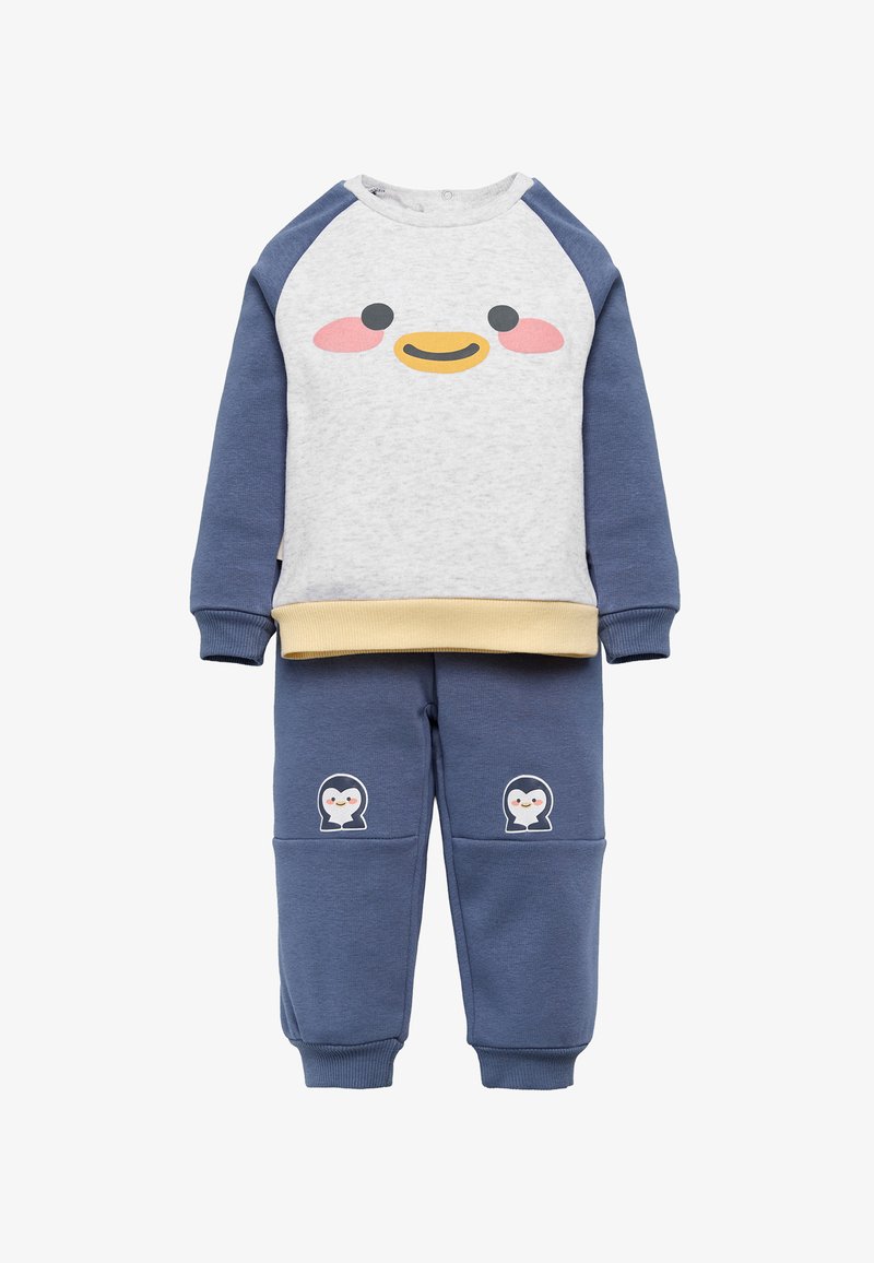 Conjunto de dos piezas para niño pequeño, con parte superior de manga larga en gris claro y azul marino que presenta la cara sonriente de un pato, y pantalones a juego en azul marino con parches de pingüinos.