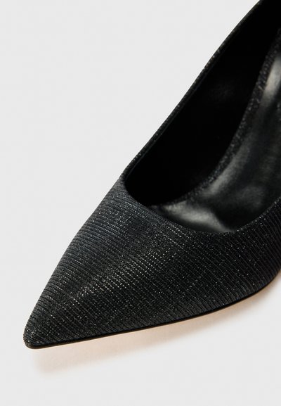 Pantofii negri cu vârf ascuțit, având un superior dintr-un material texturat cu o strălucire subtilă și o căptușeală interioară netedă. Designul este elegant și minimalist.