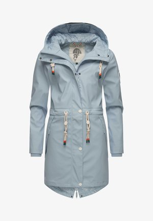 Gaiši zila ūdensizturīga jaka ar kapuci, savelkamo auklu detaļām, spiedpogas un kabatām. Gluda tekstūra ar rakstainu iekšējo oderi.