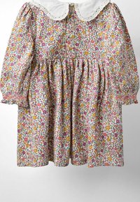 Vestido floral de tejido ligero que presenta un cuello blanco con encaje, mangas elásticas y una falda con flores en tonos pasteles.