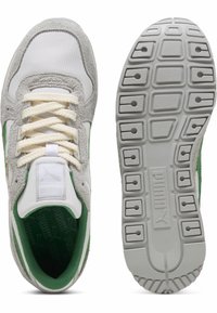 Puma-sneakers med en ovandel i grått och vitt textil, gröna detaljer, krämfärgade snören och en strukturerad gummisula med mönsterdetaljer.