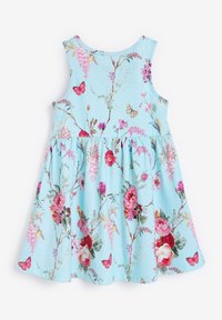 Robe bleu clair avec un motif floral comprenant des roses roses, des papillons et un feuillage vert. Design sans manches avec une jupe froncée.