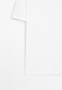 Hvid kortærmet t-shirt med rund halsudskæring. Fremstillet af glat stof med et rent, minimalistisk design uden synlige mønstre eller accenter.