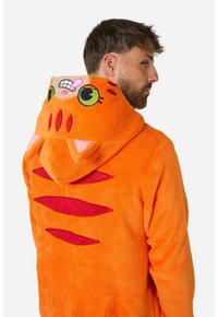 Hoodie arancione e soffice con design di un gatto. Presenta grandi occhi e bocca sulla cappuccio, con toppe rosse e forme simili a orecchie.
