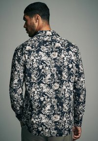 Next REGULAR FIT KEW COLLECTION FLORAL LONG SLEEVE SINGLE CUFF  - Skjorter - black mono