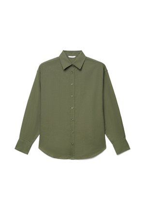 Camicia verde oliva a maniche lunghe con bottoni, colletto appuntito e polsini abbottonati, mostrata distesa su sfondo bianco.