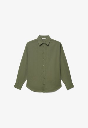 Camicia verde oliva a maniche lunghe con bottoni, colletto appuntito e polsini abbottonati, mostrata distesa su sfondo bianco.