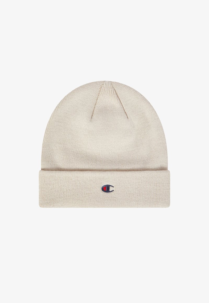 Gorro de punto beige con vuelta en el puño. Presenta un pequeño logo bordado en rojo, blanco y azul en la parte delantera. Textura suave.