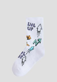 Hvide sokker med forskellige farverige pil-designs og teksten "LVL UP" i lilla, med ribbet tekstur og midthøjde ved læggen.