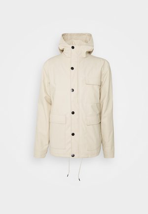 Beige Kapuzenjacke mit schwarzen Druckknöpfen, drei Vordertaschen und verstellbaren Kordeln am Saum, auf weißem Hintergrund dargestellt.
